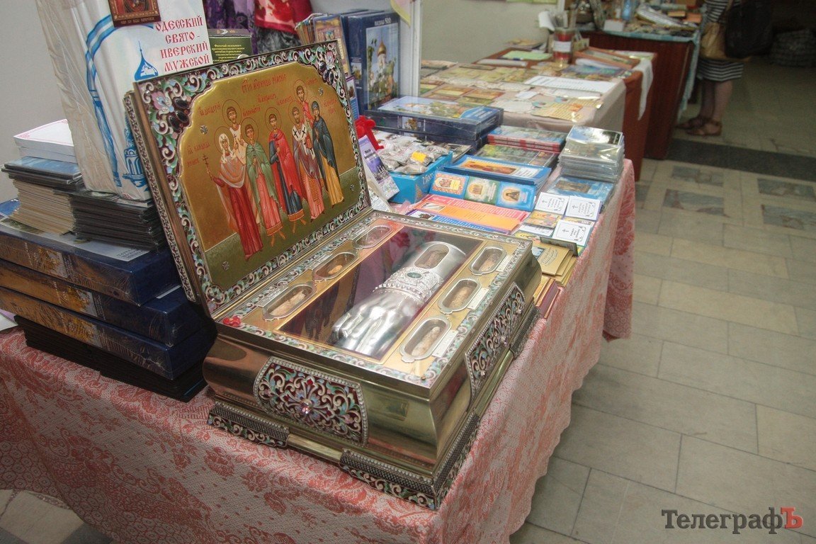В Кременчуг привезли исцеляющие от пьянства и болезней иконы и святые мощи (Фото, ВИДЕО) В Кременчуг привезли исцеляющие от пьянства и болезней иконы и святые мощи (Фото, ВИДЕО)