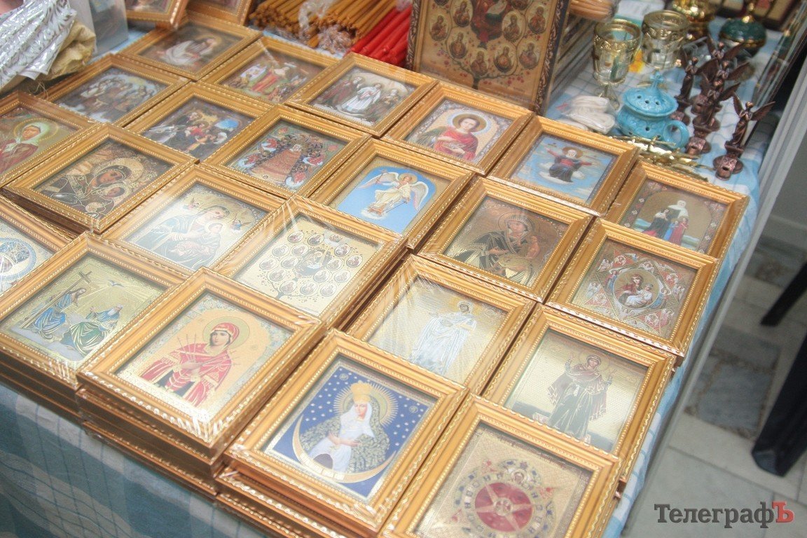 В Кременчуг привезли исцеляющие от пьянства и болезней иконы и святые мощи (Фото, ВИДЕО) В Кременчуг привезли исцеляющие от пьянства и болезней иконы и святые мощи (Фото, ВИДЕО)