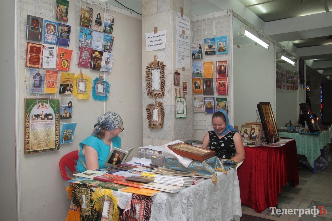 В Кременчуг привезли исцеляющие от пьянства и болезней иконы и святые мощи (Фото, ВИДЕО) В Кременчуг привезли исцеляющие от пьянства и болезней иконы и святые мощи (Фото, ВИДЕО)