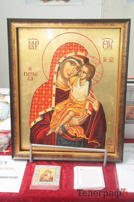 В Кременчуг привезли исцеляющие от пьянства и болезней иконы и святые мощи (Фото, ВИДЕО) В Кременчуг привезли исцеляющие от пьянства и болезней иконы и святые мощи (Фото, ВИДЕО)