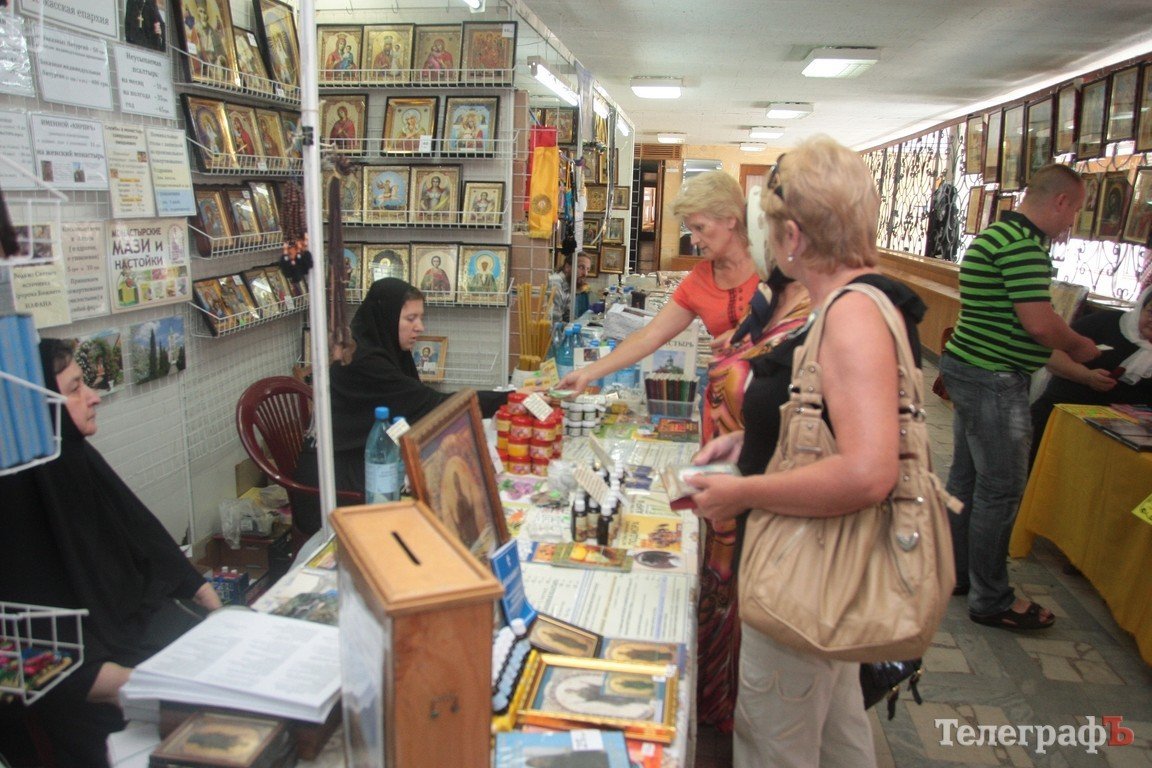 В Кременчуг привезли исцеляющие от пьянства и болезней иконы и святые мощи (Фото, ВИДЕО) В Кременчуг привезли исцеляющие от пьянства и болезней иконы и святые мощи (Фото, ВИДЕО)