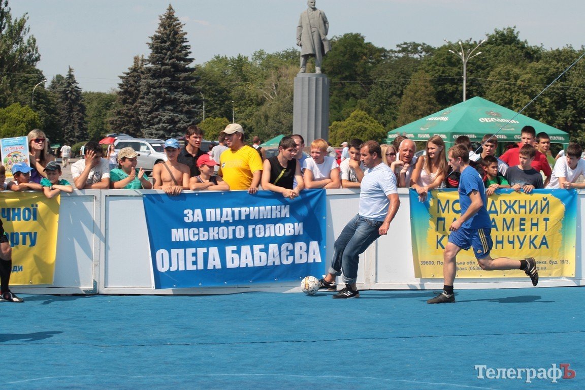 Мэр Бабаев гонял по футбольному полю как угорелый, а Надоша еще готов потренироваться (Видео, Фото) Мэр Бабаев гонял по футбольному полю как угорелый, а Надоша еще готов потренироваться (Видео, Фото)