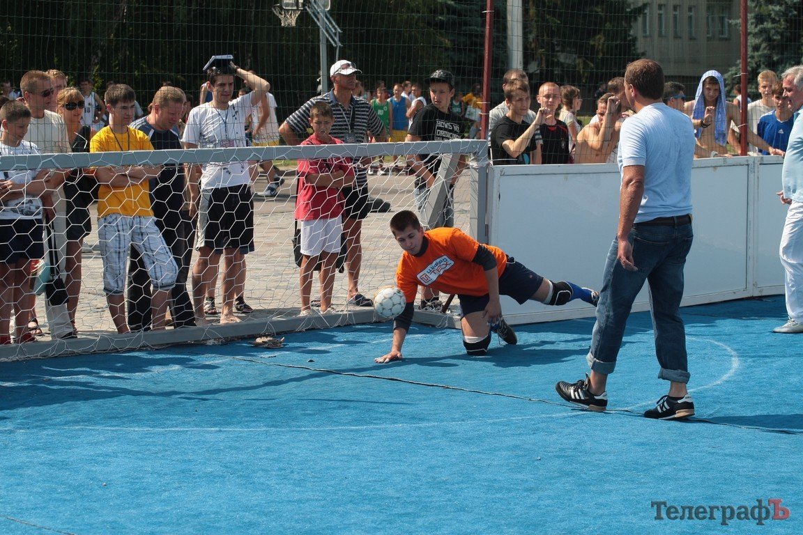 Мэр Бабаев гонял по футбольному полю как угорелый, а Надоша еще готов потренироваться (Видео, Фото) Мэр Бабаев гонял по футбольному полю как угорелый, а Надоша еще готов потренироваться (Видео, Фото)
