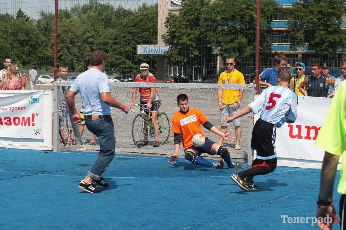 Мэр Бабаев гонял по футбольному полю как угорелый, а Надоша еще готов потренироваться (Видео, Фото) Мэр Бабаев гонял по футбольному полю как угорелый, а Надоша еще готов потренироваться (Видео, Фото)