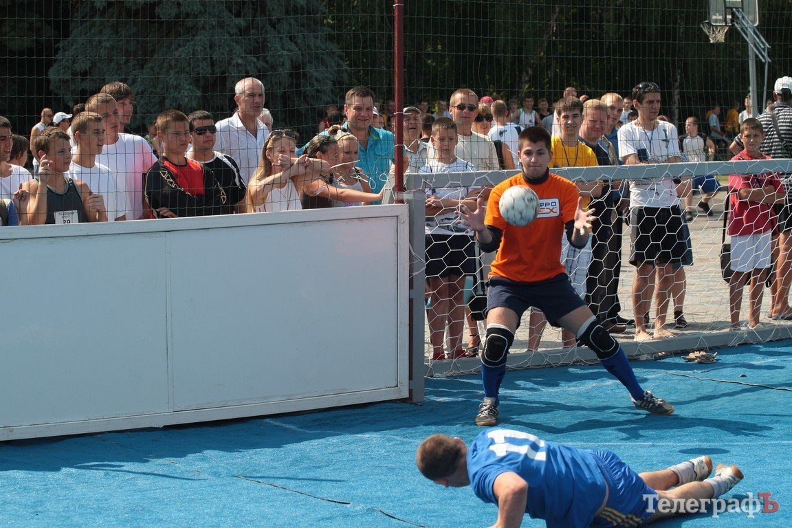 Мэр Бабаев гонял по футбольному полю как угорелый, а Надоша еще готов потренироваться (Видео, Фото) Мэр Бабаев гонял по футбольному полю как угорелый, а Надоша еще готов потренироваться (Видео, Фото)