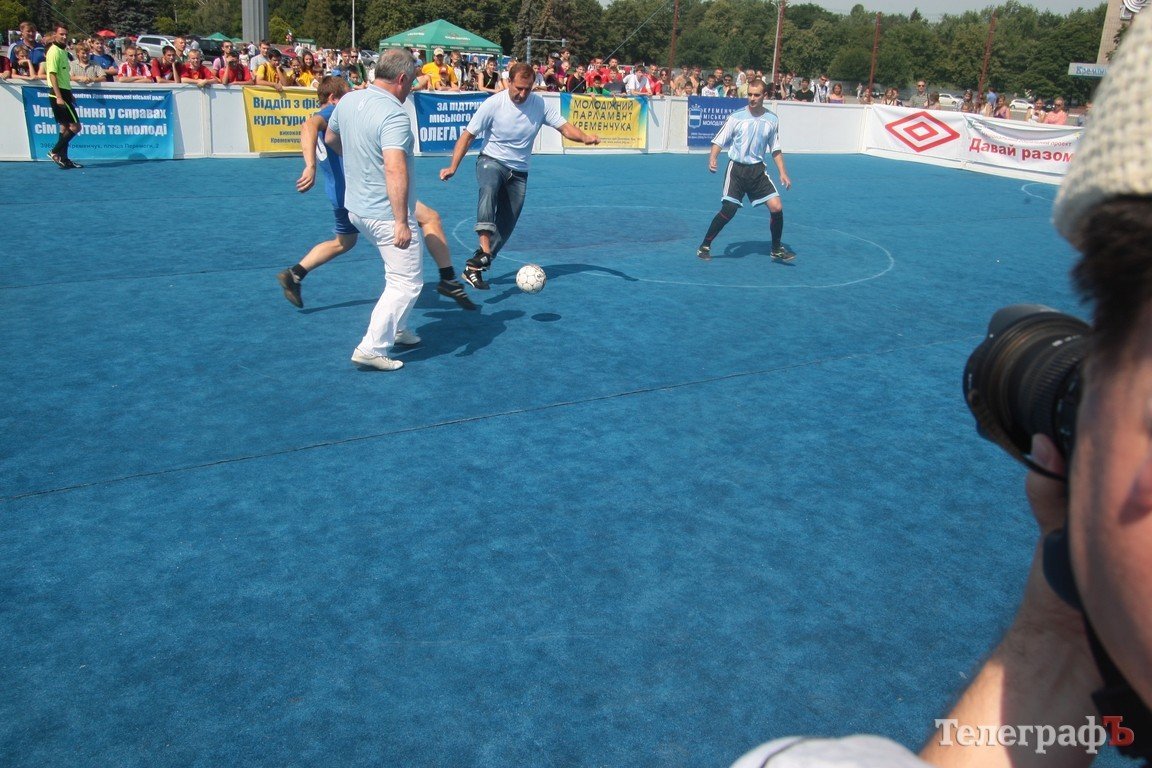 Мэр Бабаев гонял по футбольному полю как угорелый, а Надоша еще готов потренироваться (Видео, Фото) Мэр Бабаев гонял по футбольному полю как угорелый, а Надоша еще готов потренироваться (Видео, Фото)