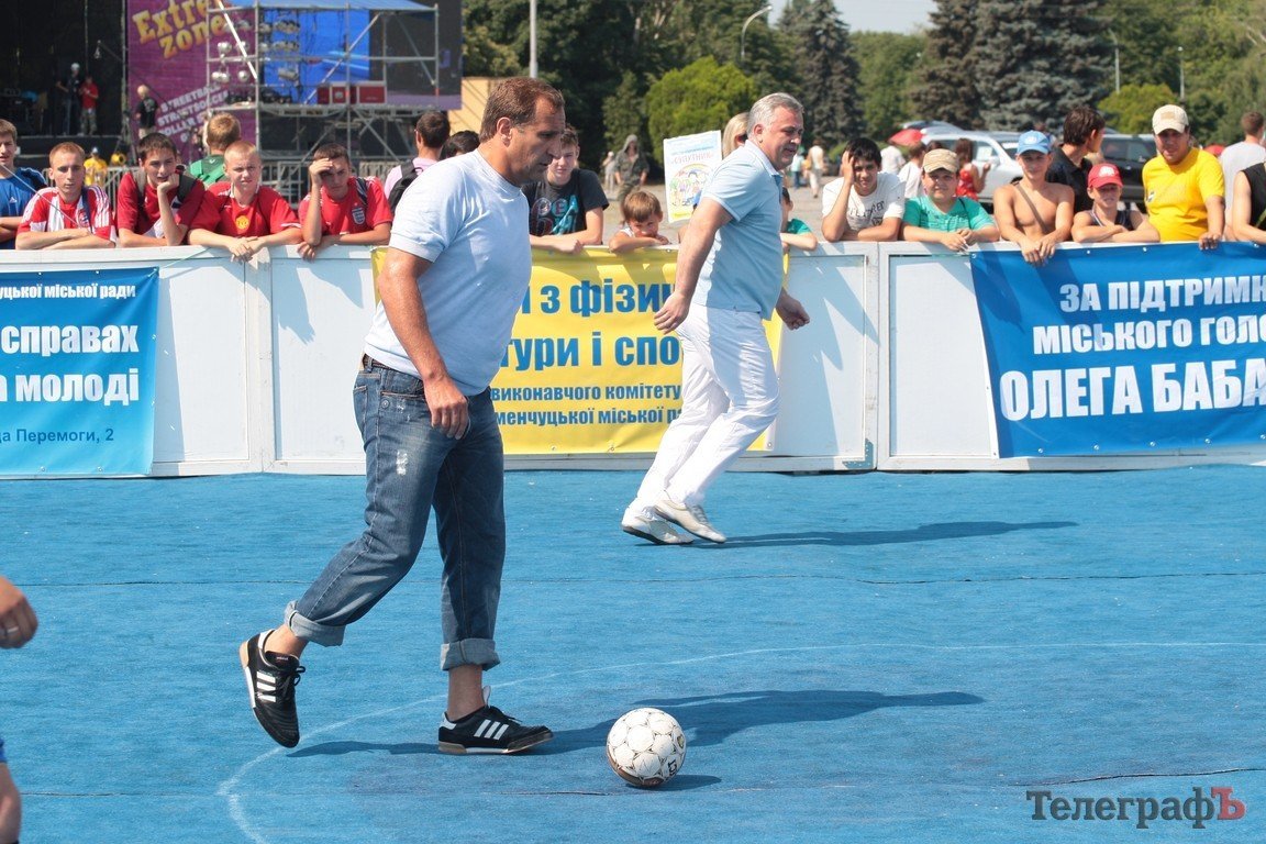 Мэр Бабаев гонял по футбольному полю как угорелый, а Надоша еще готов потренироваться (Видео, Фото) Мэр Бабаев гонял по футбольному полю как угорелый, а Надоша еще готов потренироваться (Видео, Фото)