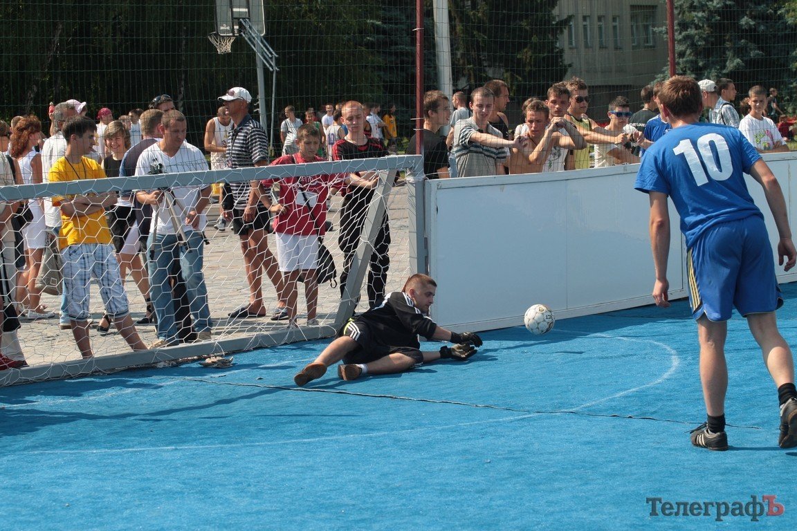 Мэр Бабаев гонял по футбольному полю как угорелый, а Надоша еще готов потренироваться (Видео, Фото) Мэр Бабаев гонял по футбольному полю как угорелый, а Надоша еще готов потренироваться (Видео, Фото)
