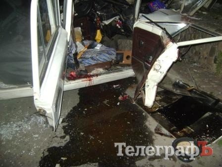 Авария в Кременчуге: «Жигули» всмятку, двое пострадавших (ФОТО) Авария в Кременчуге: «Жигули» всмятку, двое пострадавших (ФОТО)