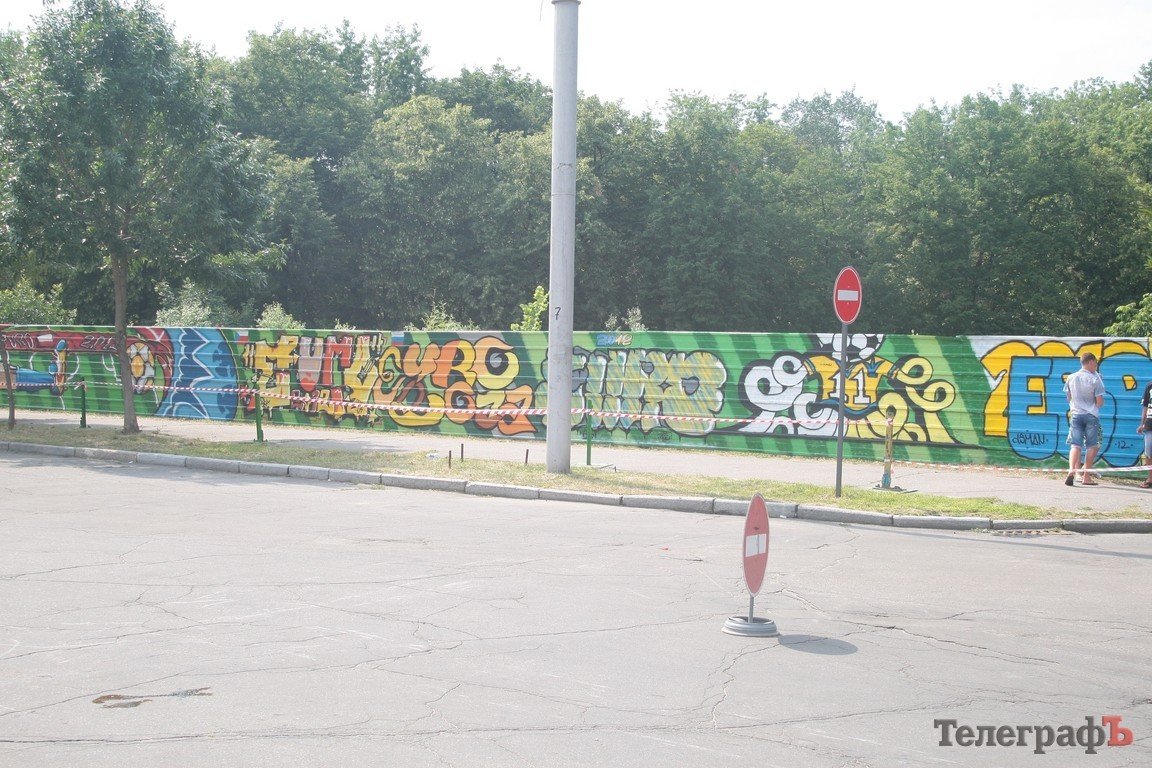 Забор будущей стройки в Кременчуге украсили граффити (ФОТО) Забор будущей стройки в Кременчуге украсили граффити (ФОТО)