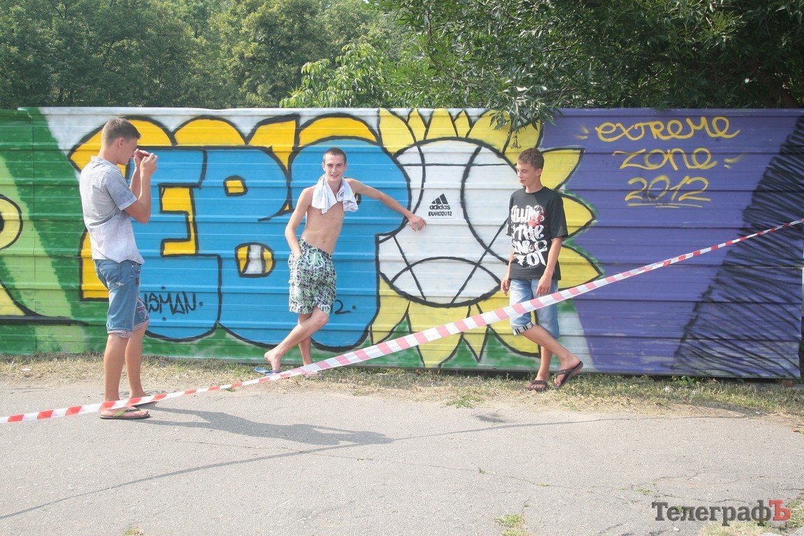 Забор будущей стройки в Кременчуге украсили граффити (ФОТО) Забор будущей стройки в Кременчуге украсили граффити (ФОТО)