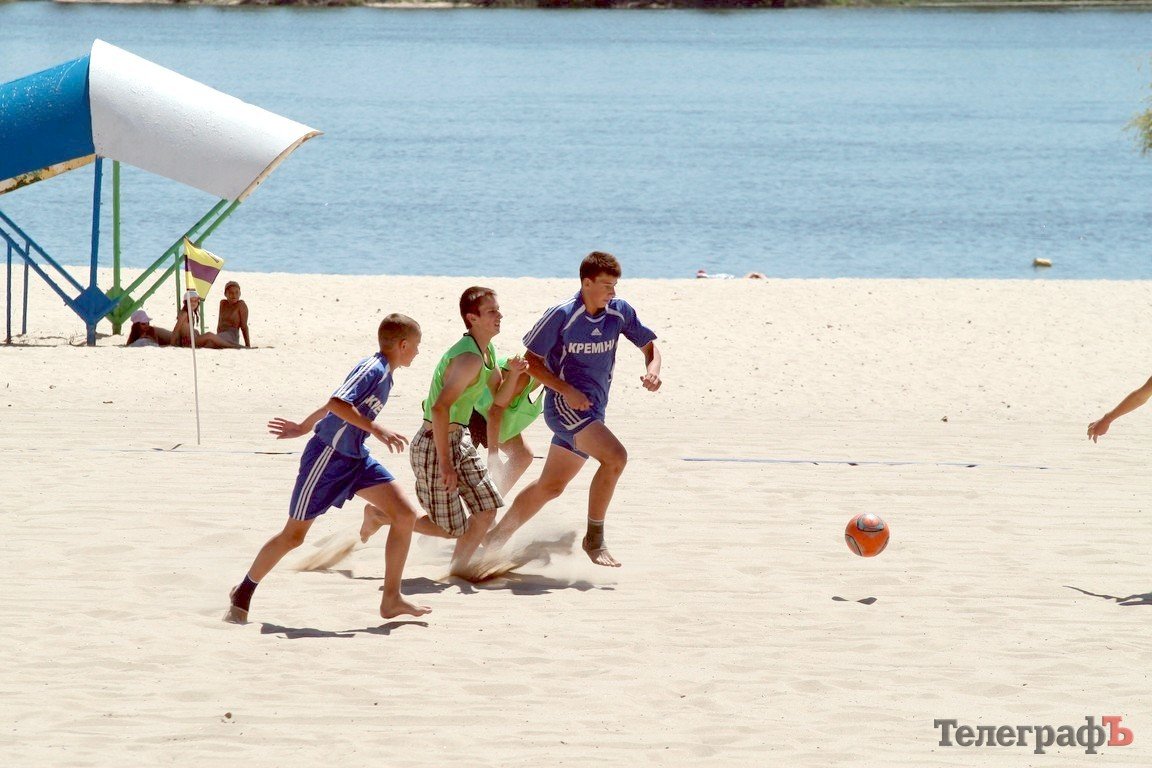 В Кременчуге проходят соревнования по пляжному футболу среди детей В Кременчуге проходят соревнования по пляжному футболу среди детей