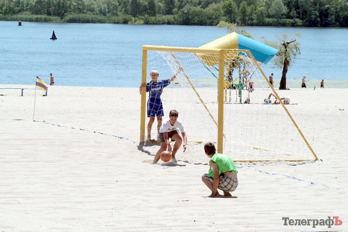 В Кременчуге проходят соревнования по пляжному футболу среди детей В Кременчуге проходят соревнования по пляжному футболу среди детей