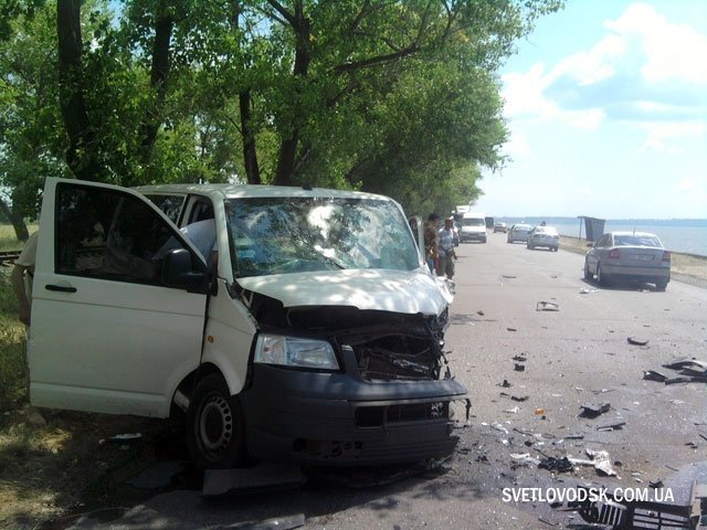 Лобовое столкновение на дамбе Кременчугского водохранилища: двое погибших (ФОТО) Лобовое столкновение на дамбе Кременчугского водохранилища: двое погибших (ФОТО)