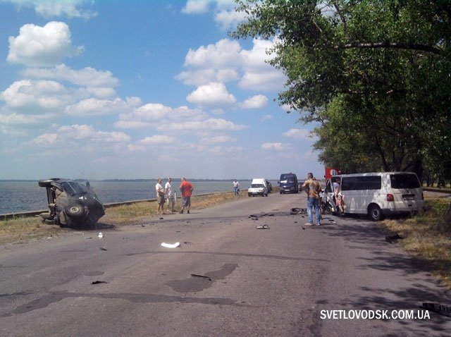 Лобовое столкновение на дамбе Кременчугского водохранилища: двое погибших (ФОТО) Лобовое столкновение на дамбе Кременчугского водохранилища: двое погибших (ФОТО)