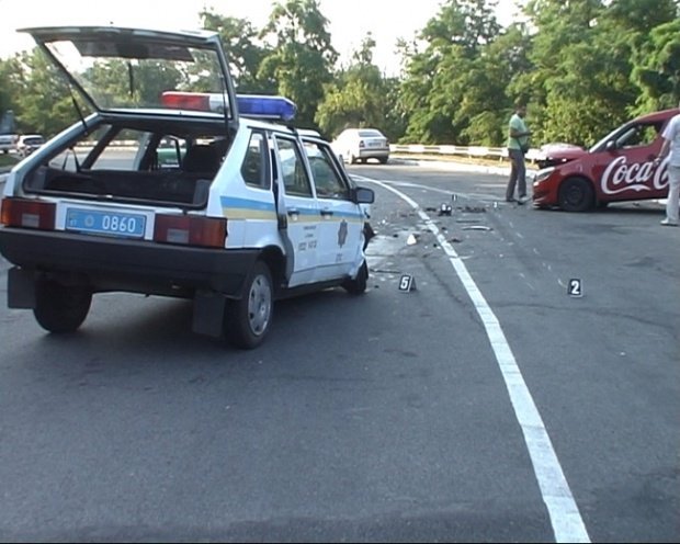 В Лубнах пьяный водитель протаранил автомобиль ГАИ: 4 пострадавших (ФОТО) В Лубнах пьяный водитель протаранил автомобиль ГАИ: 4 пострадавших (ФОТО)