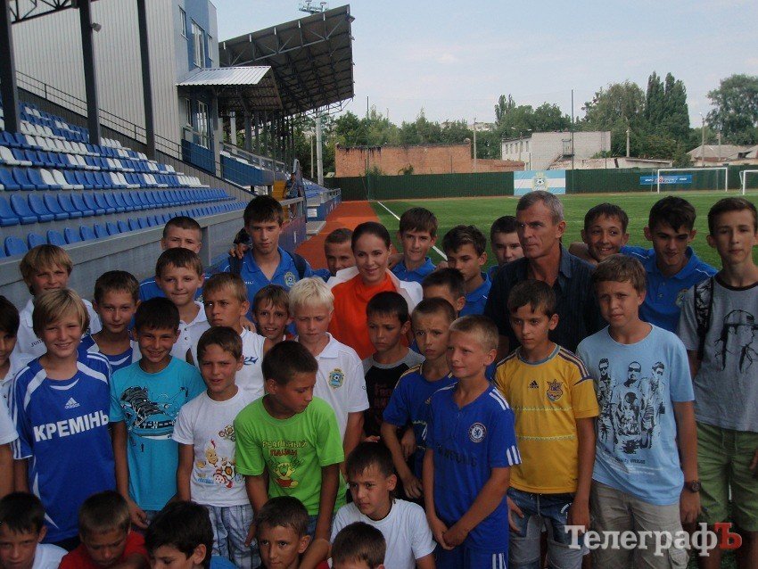 Нардеп Королевская подарила детской футбольной команде «Кремень» мячи Нардеп Королевская подарила детской футбольной команде «Кремень» мячи