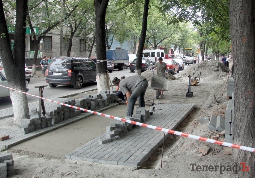В Кременчуге налатали ям на дорогах на два миллиона В Кременчуге налатали ям на дорогах на два миллиона