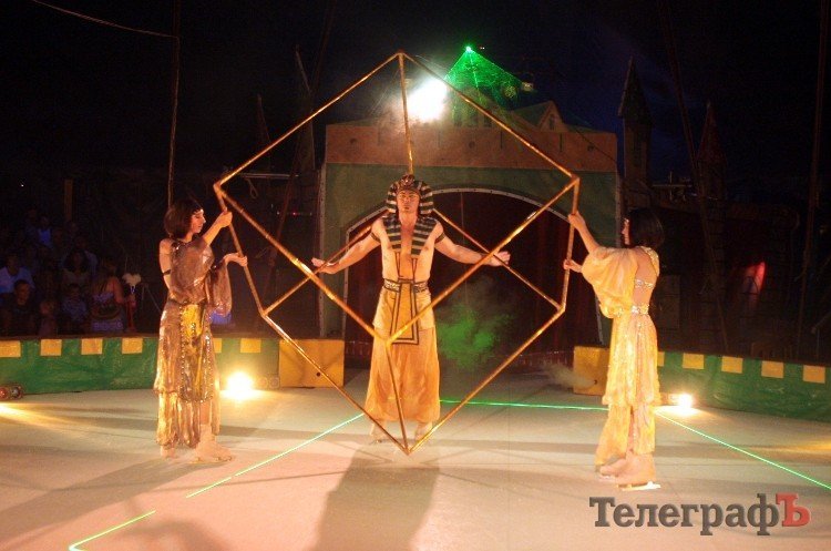 В Кременчуге гастролирует цирк «Корона», где артисты на коньках показывают свои номера В Кременчуге гастролирует цирк «Корона», где артисты на коньках показывают свои номера