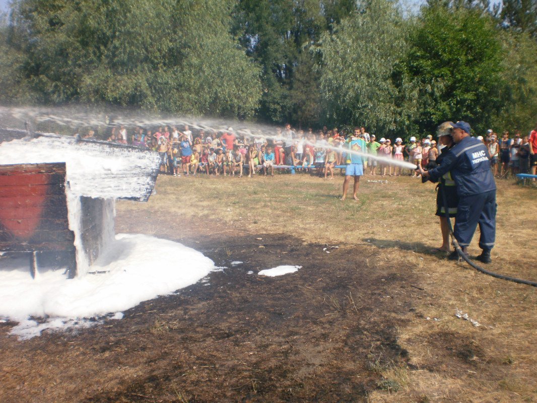 МЧСники Кременчуга учили детей пожарной безопасности (ФОТО) МЧСники Кременчуга учили детей пожарной безопасности (ФОТО)