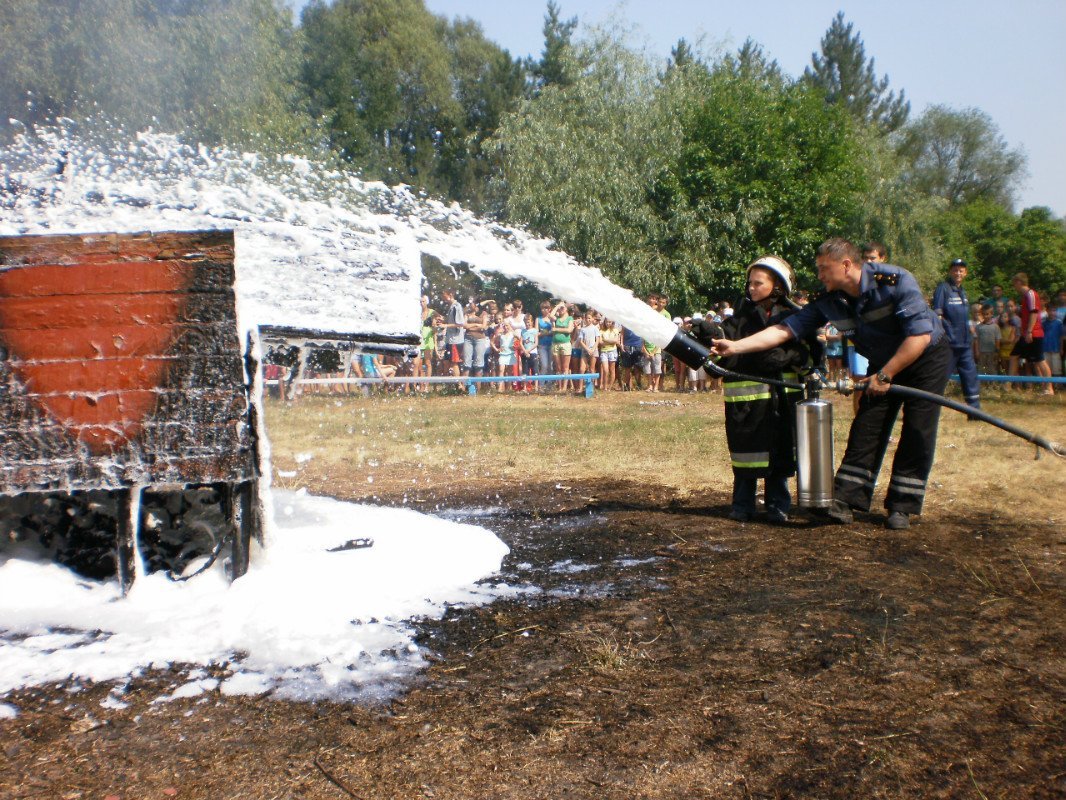МЧСники Кременчуга учили детей пожарной безопасности (ФОТО) МЧСники Кременчуга учили детей пожарной безопасности (ФОТО)