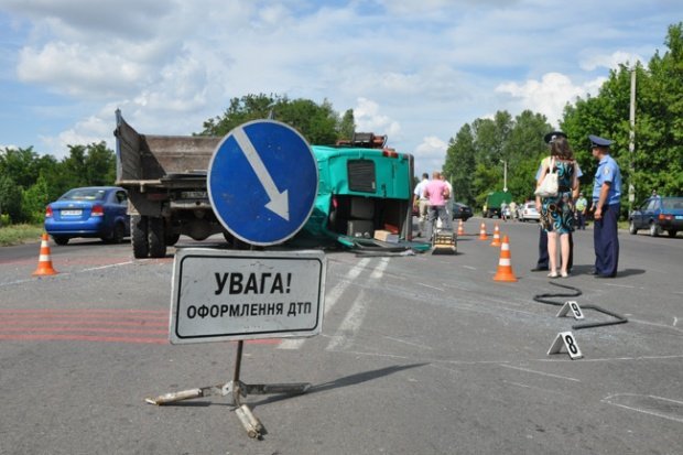 В ДТП под Полтавой попали 17 человек, которые ехали на свадьбу (ФОТО) В ДТП под Полтавой попали 17 человек, которые ехали на свадьбу (ФОТО)