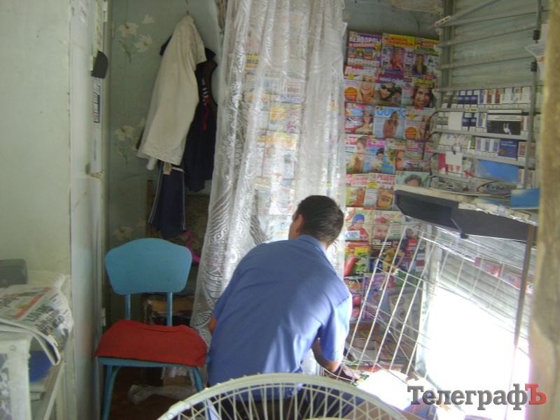 В Кременчуге обокрали киоск с сигаретами и прессой (ФОТО) В Кременчуге обокрали киоск с сигаретами и прессой (ФОТО)