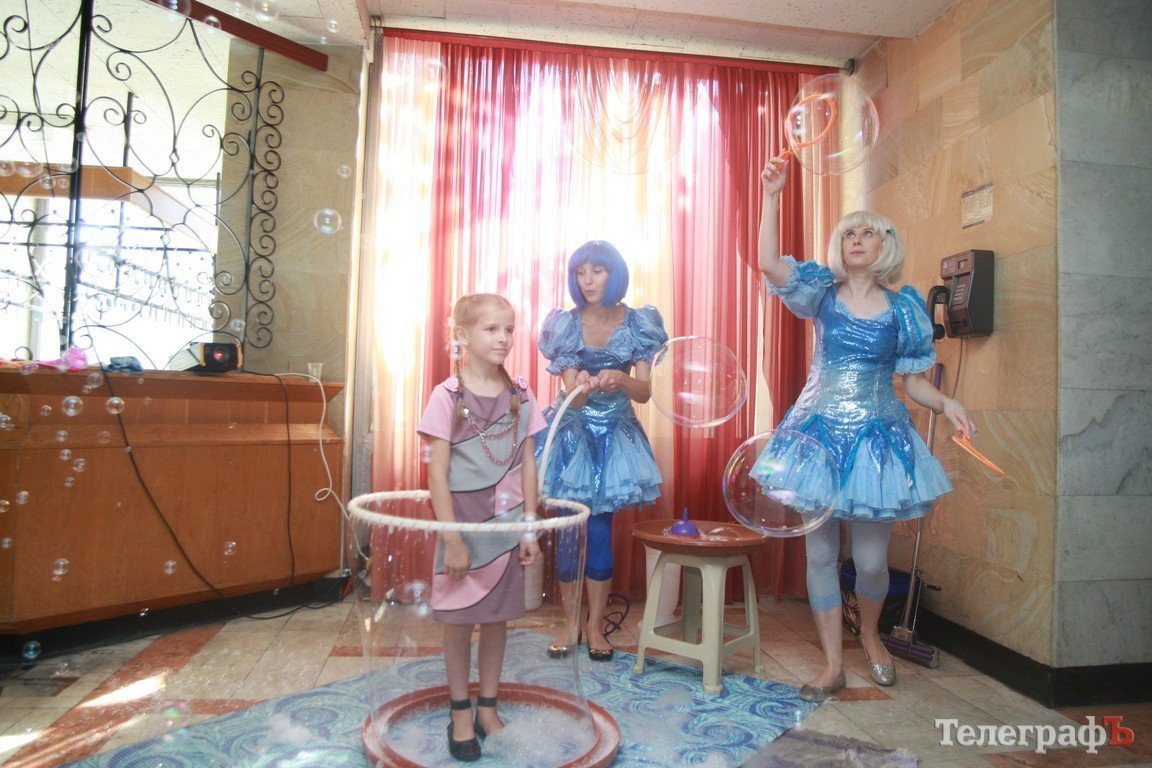 Кременчугских металлургов поздравили Олег Кензов и Олег Скрипка (Фоторепортаж) Кременчугских металлургов поздравили Олег Кензов и Олег Скрипка (Фоторепортаж)