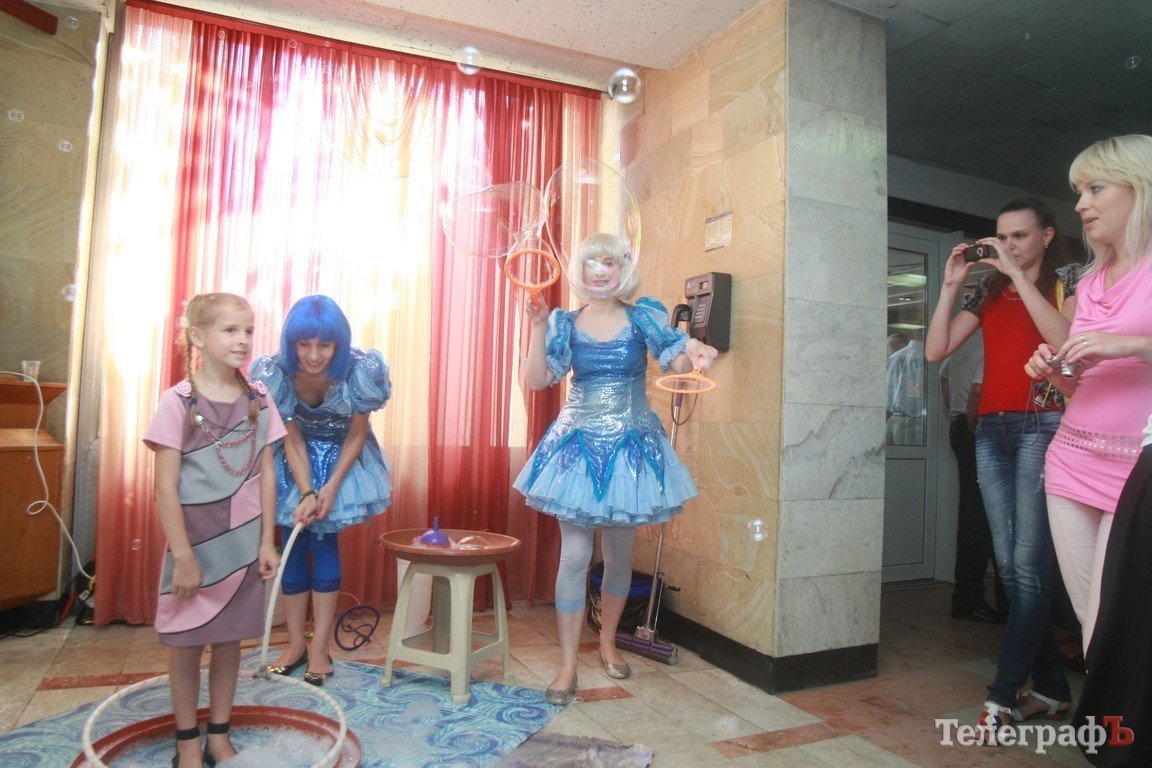 Кременчугских металлургов поздравили Олег Кензов и Олег Скрипка (Фоторепортаж) Кременчугских металлургов поздравили Олег Кензов и Олег Скрипка (Фоторепортаж)