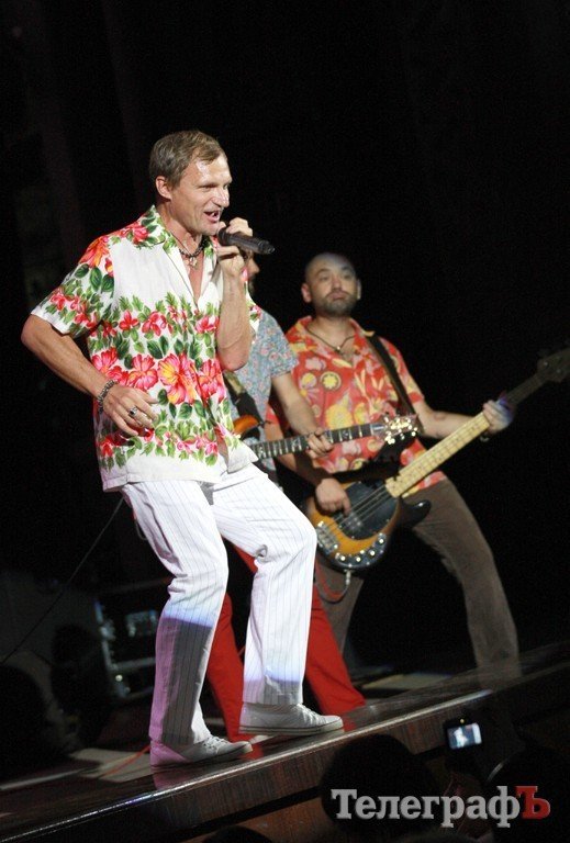 Кременчугских металлургов поздравили Олег Кензов и Олег Скрипка (Фоторепортаж) Кременчугских металлургов поздравили Олег Кензов и Олег Скрипка (Фоторепортаж)