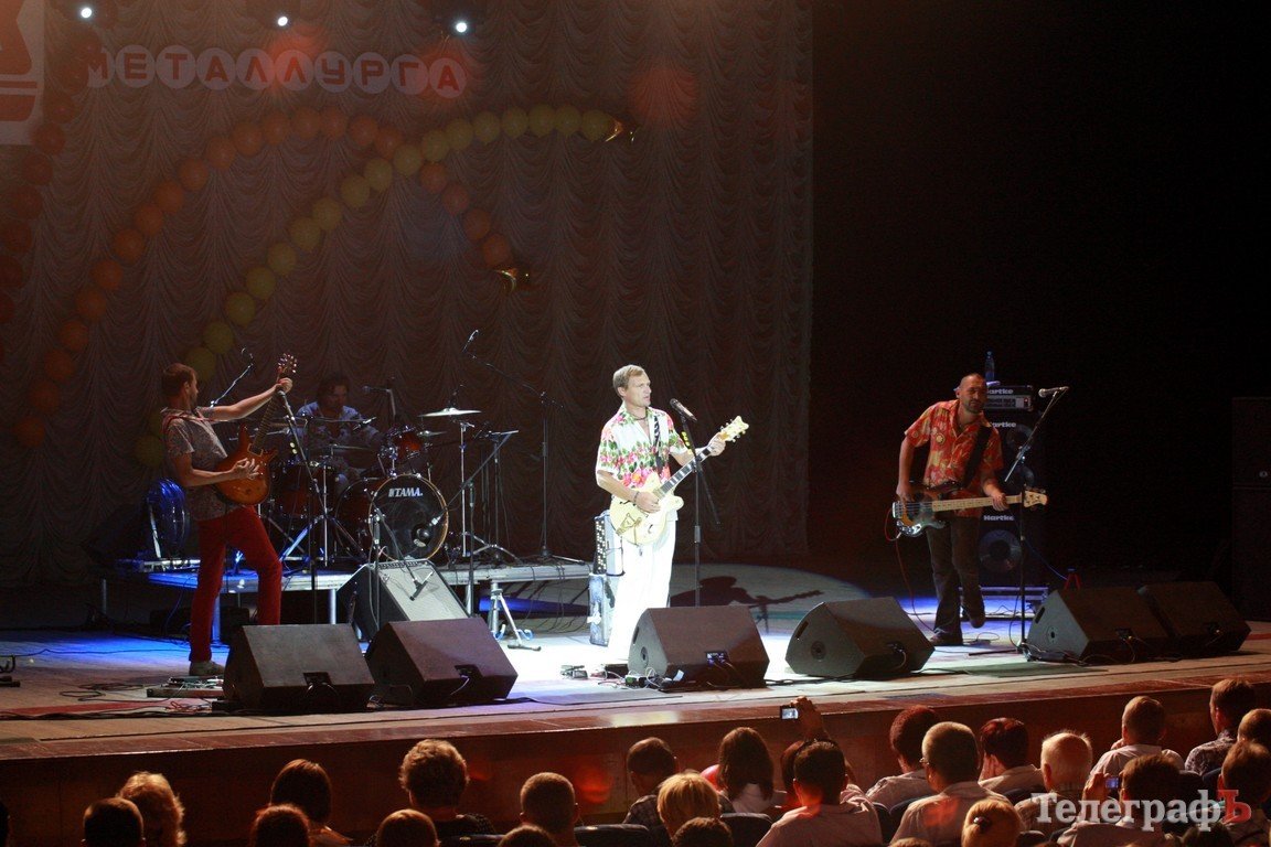 Кременчугских металлургов поздравили Олег Кензов и Олег Скрипка (Фоторепортаж) Кременчугских металлургов поздравили Олег Кензов и Олег Скрипка (Фоторепортаж)