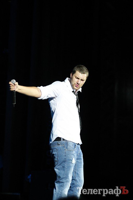 Кременчугских металлургов поздравили Олег Кензов и Олег Скрипка (Фоторепортаж) Кременчугских металлургов поздравили Олег Кензов и Олег Скрипка (Фоторепортаж)