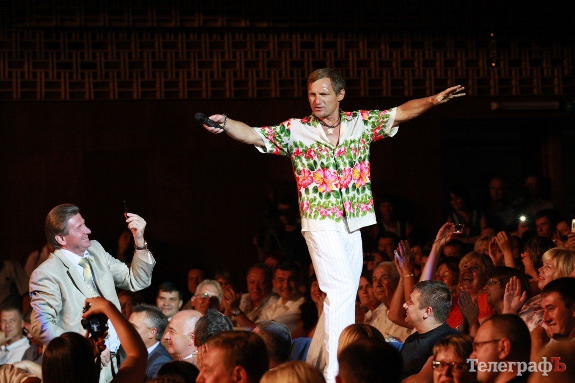 Кременчугских металлургов поздравили Олег Кензов и Олег Скрипка (Фоторепортаж) Кременчугских металлургов поздравили Олег Кензов и Олег Скрипка (Фоторепортаж)