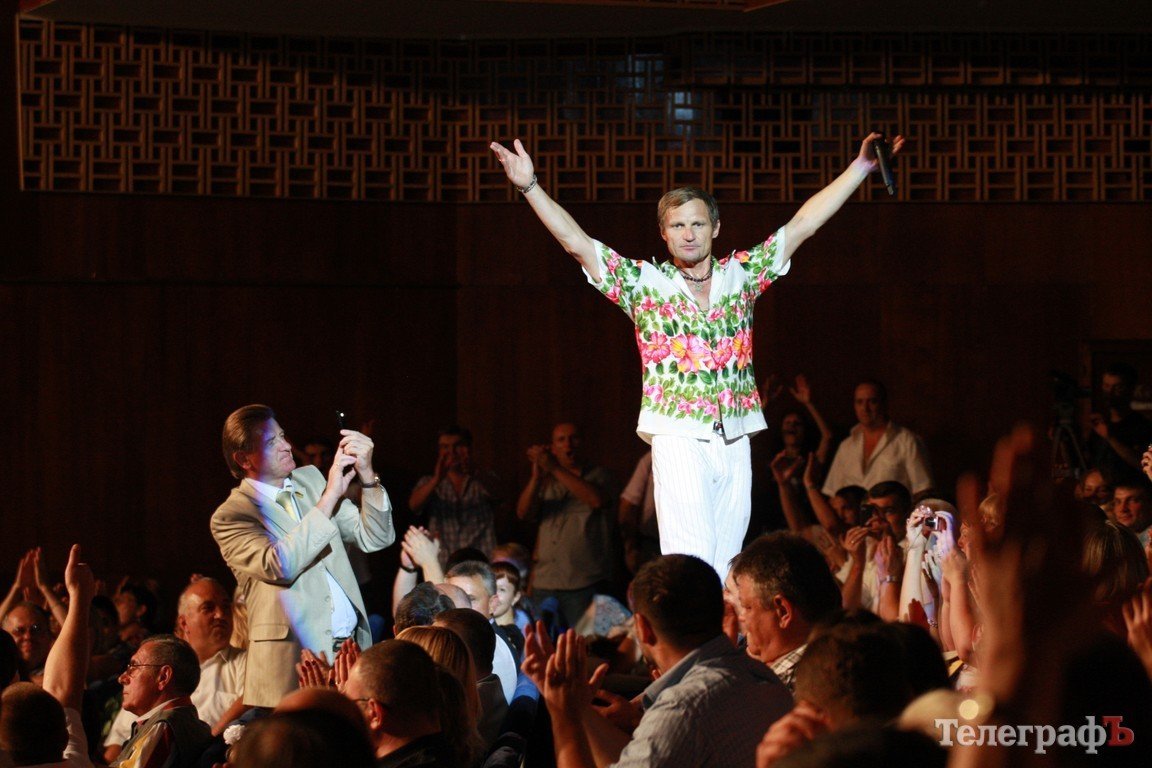 Кременчугских металлургов поздравили Олег Кензов и Олег Скрипка (Фоторепортаж) Кременчугских металлургов поздравили Олег Кензов и Олег Скрипка (Фоторепортаж)