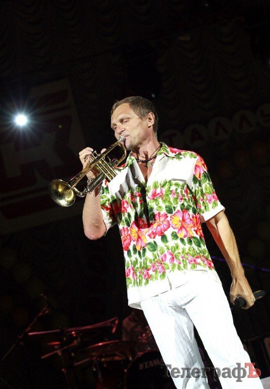 Кременчугских металлургов поздравили Олег Кензов и Олег Скрипка (Фоторепортаж) Кременчугских металлургов поздравили Олег Кензов и Олег Скрипка (Фоторепортаж)