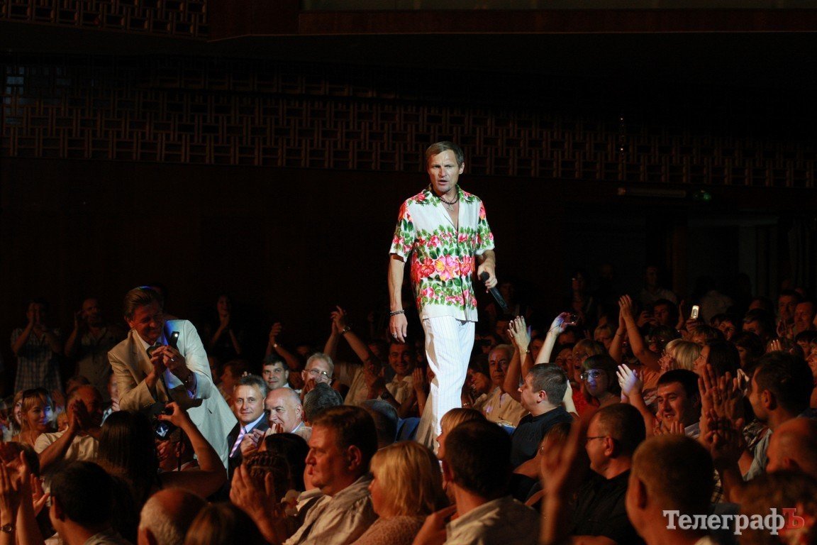 Кременчугских металлургов поздравили Олег Кензов и Олег Скрипка (Фоторепортаж) Кременчугских металлургов поздравили Олег Кензов и Олег Скрипка (Фоторепортаж)