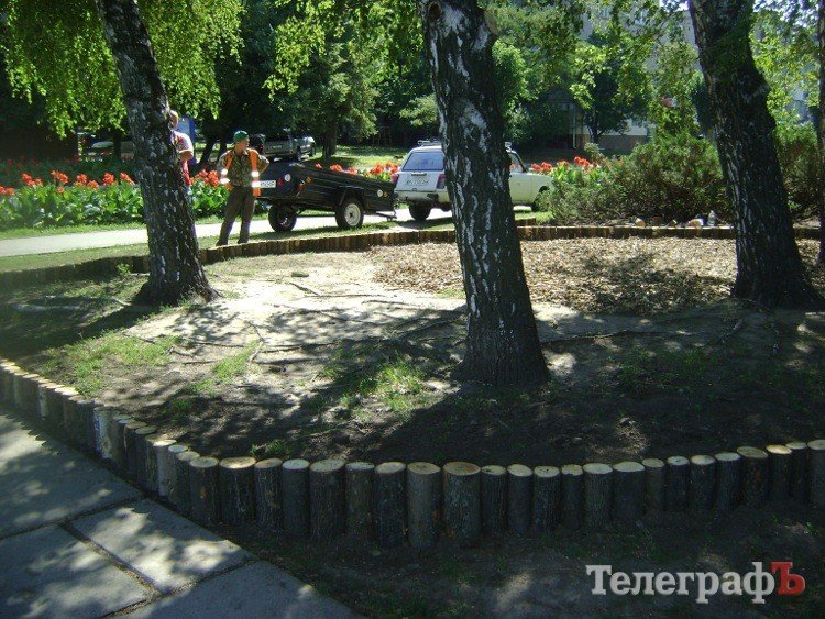 Территорию перед исполкомом Кременчуга облагородят (ФОТО) Территорию перед исполкомом Кременчуга облагородят (ФОТО)