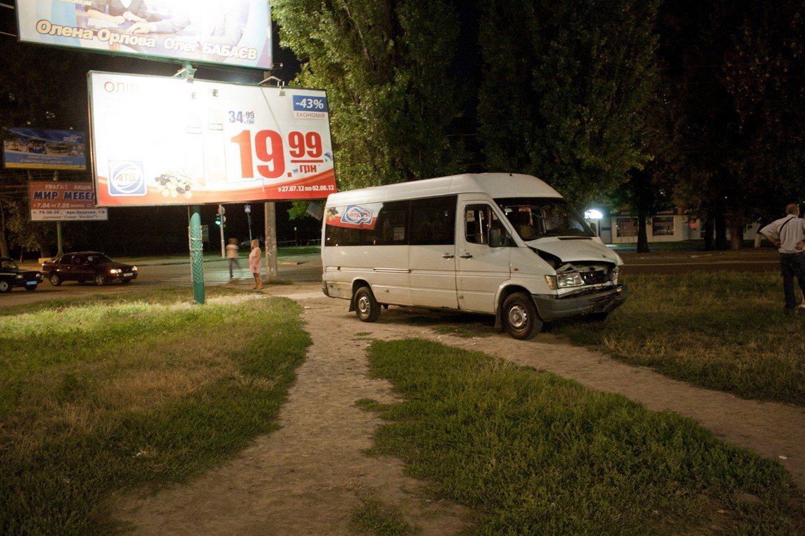 Водитель «Жигуля», решив проскочить на красный свет, столкнулся с маршруткой и Опелем Водитель «Жигуля», решив проскочить на красный свет, столкнулся с маршруткой и Опелем