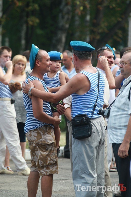 В Кременчуге отмечают день ВДВ (Фоторепортаж) В Кременчуге отмечают день ВДВ (Фоторепортаж)