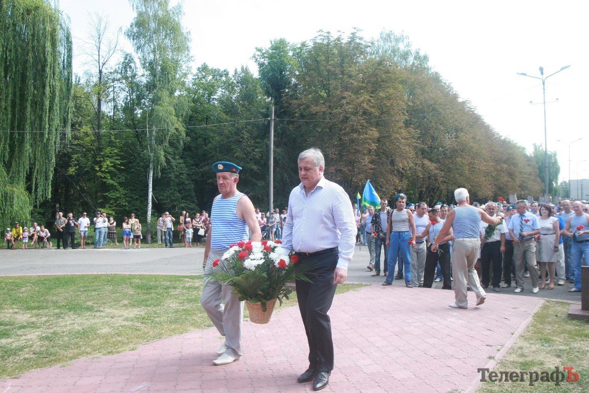 В Кременчуге отмечают день ВДВ (Фоторепортаж) В Кременчуге отмечают день ВДВ (Фоторепортаж)