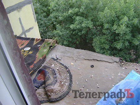 В Кременчуге обвалилась часть балкона дома (ФОТО)