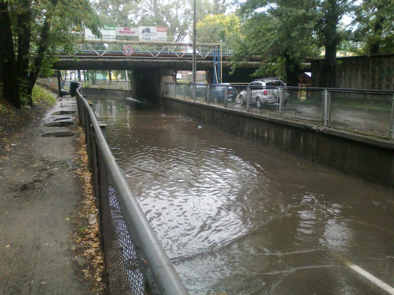 После дождя в Кременчуге опять «утонула» дорога под железнодорожным мостом на ул. Ярмарочной (ФОТО) После дождя в Кременчуге опять «утонула» дорога под железнодорожным мостом на ул. Ярмарочной (ФОТО)