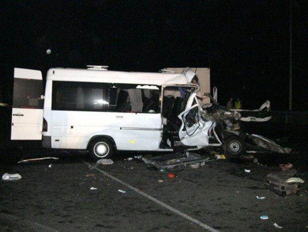 Маршрутка «Киев-Полтава» врезалась в грузовик: один пассажир погиб, 15 травмировано Маршрутка «Киев-Полтава» врезалась в грузовик: один пассажир погиб, 15 травмировано