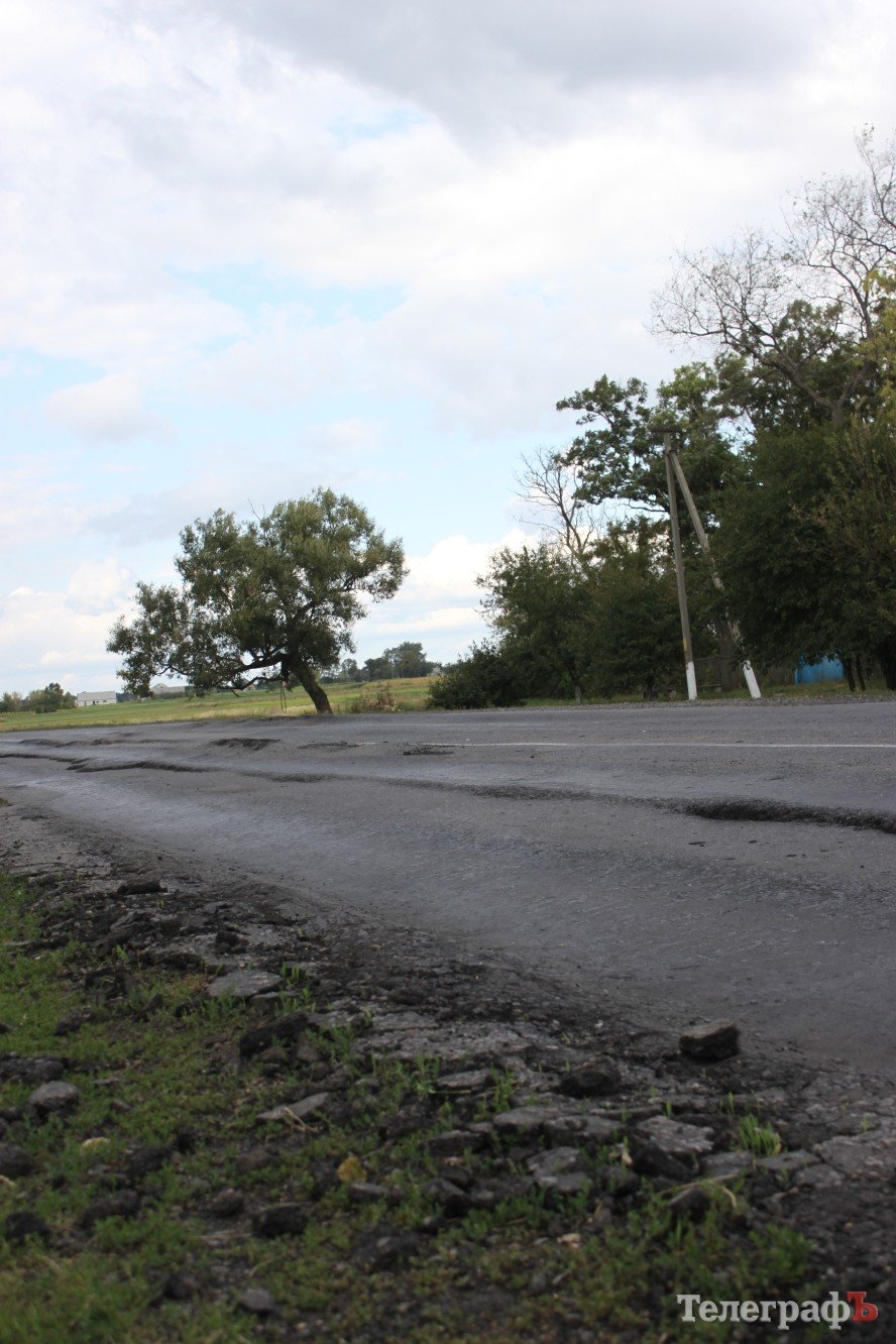 Дорога из Кременчуга на Сорочинцы «усыпана» ямами (ФОТО) Дорога из Кременчуга на Сорочинцы «усыпана» ямами (ФОТО)