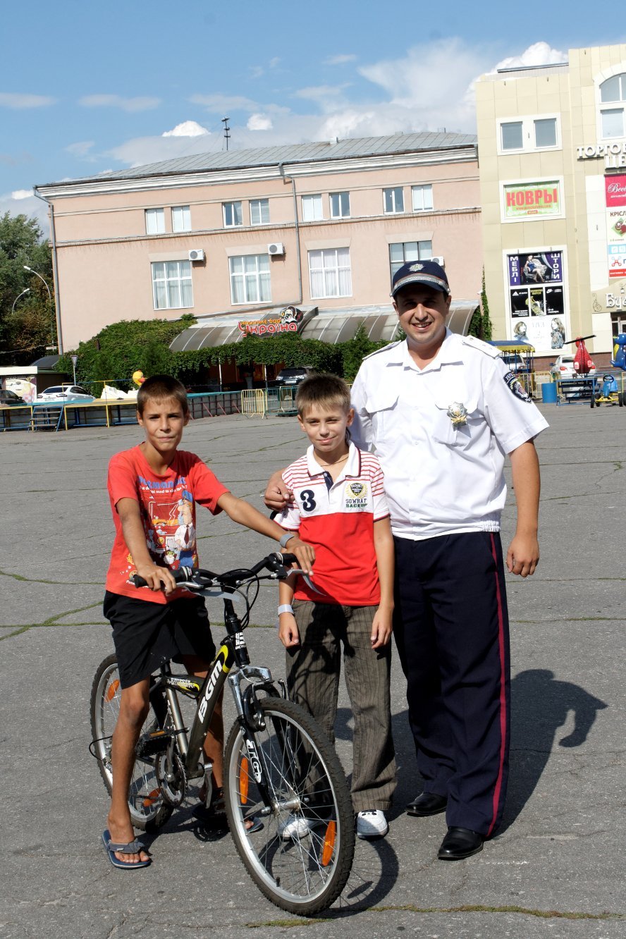 Кременчугская ГАИ раздала юным пешеходам светоленты (ФОТО) Кременчугская ГАИ раздала юным пешеходам светоленты (ФОТО)