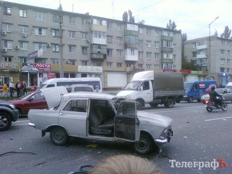 В Кременчуге водитель «Москвича» устроил краш-тест на ровном месте (ФОТО, ВИДЕО) В Кременчуге водитель «Москвича» устроил краш-тест на ровном месте (ФОТО, ВИДЕО)