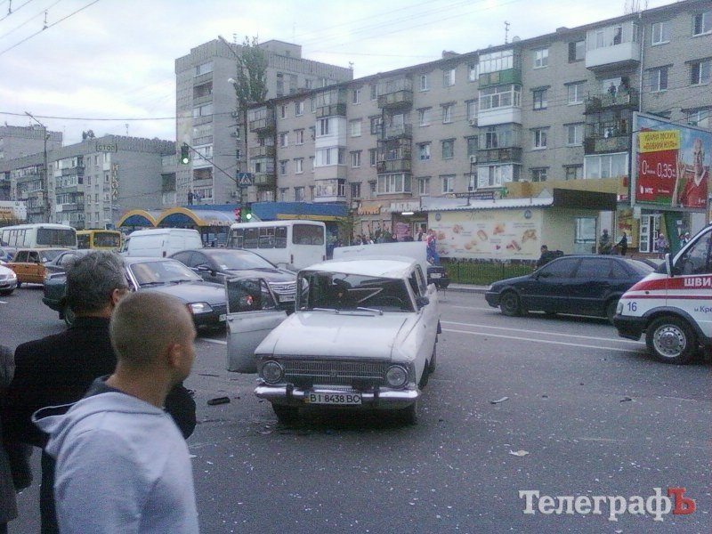 В Кременчуге водитель «Москвича» устроил краш-тест на ровном месте (ФОТО, ВИДЕО) В Кременчуге водитель «Москвича» устроил краш-тест на ровном месте (ФОТО, ВИДЕО)