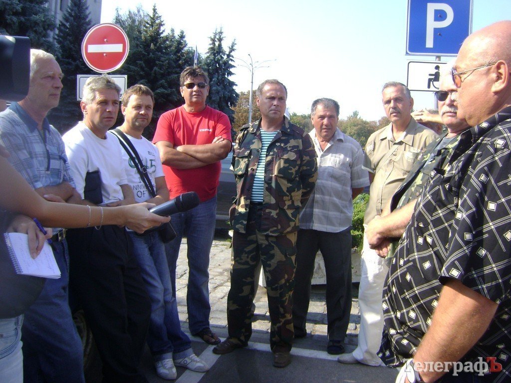 Чернобыльцы в Кременчуге вышли пикетировать горсовет Чернобыльцы в Кременчуге вышли пикетировать горсовет