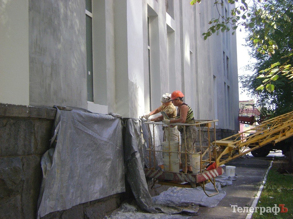 В кременчугском краеведческом музее упал потолок (ФОТО) В кременчугском краеведческом музее упал потолок (ФОТО)
