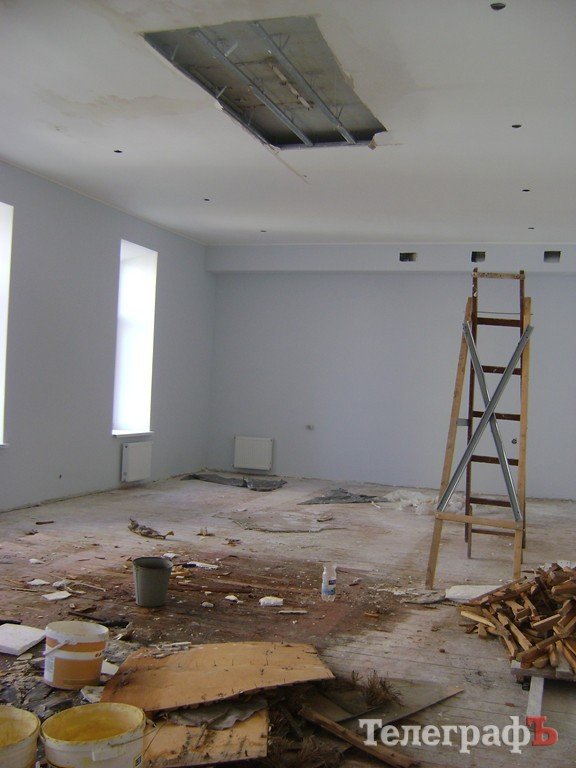 В кременчугском краеведческом музее упал потолок (ФОТО) В кременчугском краеведческом музее упал потолок (ФОТО)